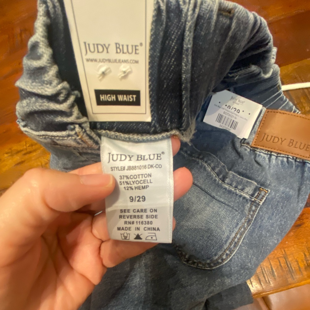 Brand new with tags! Judy Blue Relaxed Fit stretchy waist, wide leg Denim Jeans - Picture 5 of 5